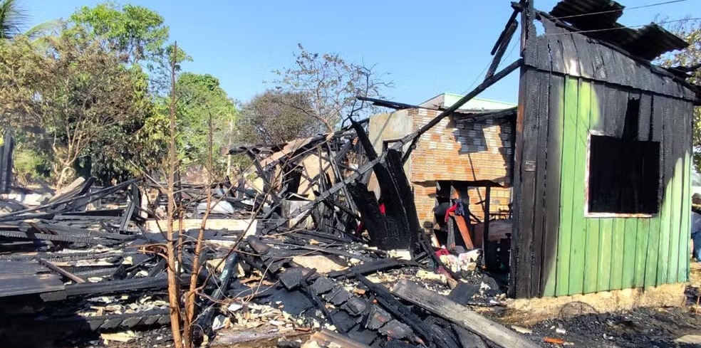 HoraCertaMT |  Bebê de 1 ano morre e irmãs ficam feridas após incêndio atingir casa de madeira em MT